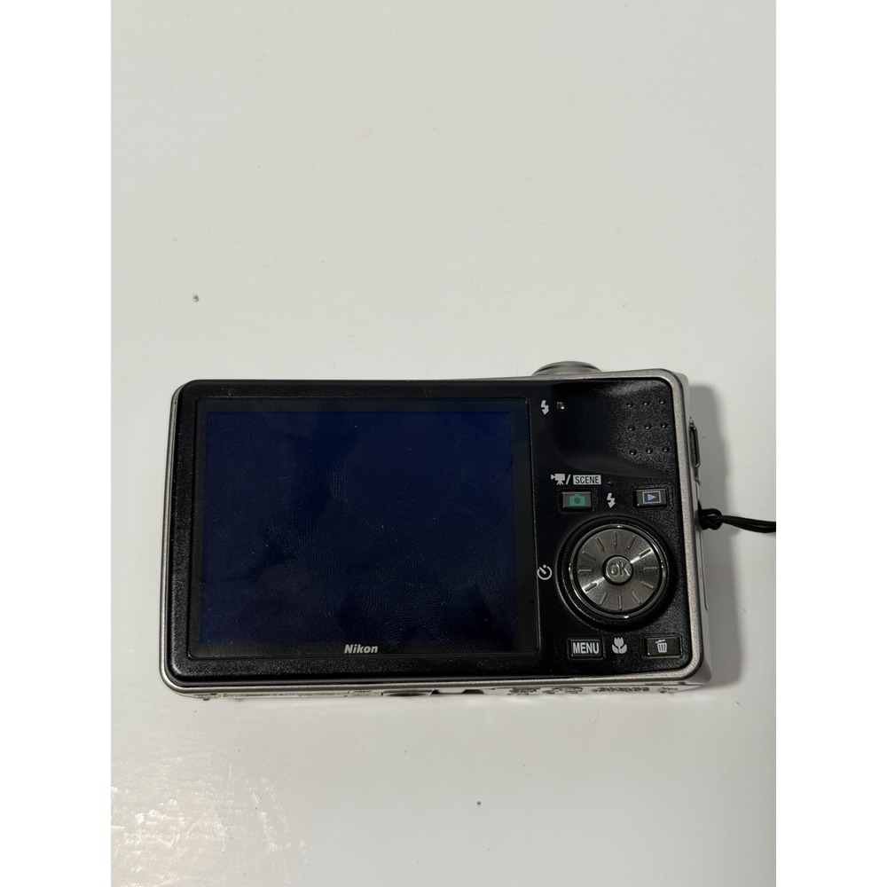 Nikon Coolpix S630 digital camera in titanium silver - Picture 3 of 5